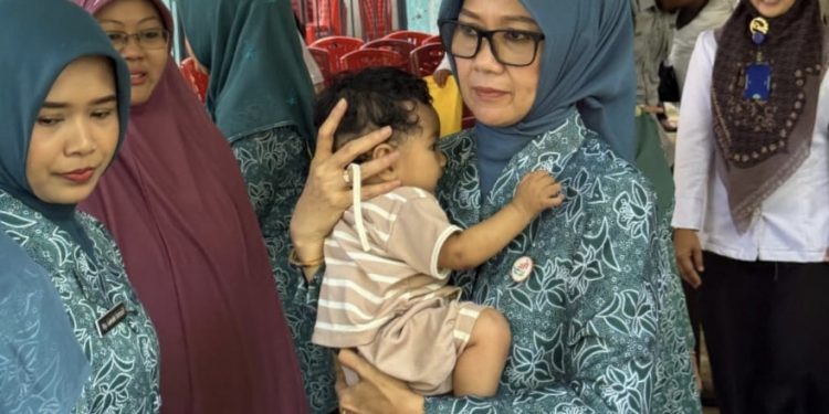 Ketua Tim TP-PKK Aceh Tamiang Ny. Yuyun Armia Kunjungi Kediaman Bayi Penderita Penyakit Hedrosifalus