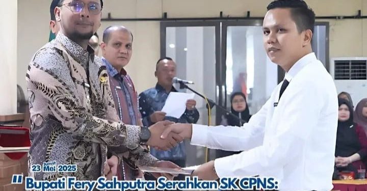 Bupati Fery Sahputra Serahkan 95 SK CPNS