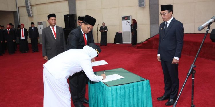 Bupati Tapsel Resmi Lantik 56 Pejabat Administrator dan Pengawas di Gedung Serba Guna