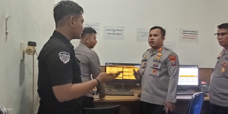 Kapolres Labusel Tinjau Layanan Call Center 110 Polres Labusel, Tegaskan Komitmen Respons Cepat dan Pelayanan Prima