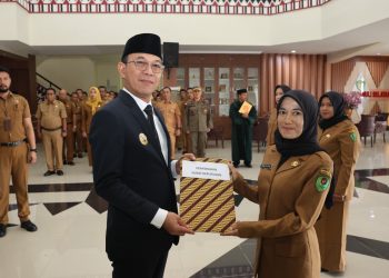 Bupati Tapsel Lantik Lima Guru Jadi Kepala Sekolah Dilingkungan Dinas Pendidikan
