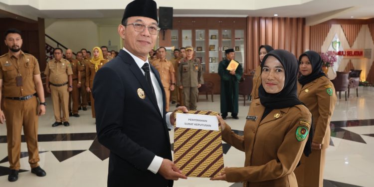 Bupati Tapsel Lantik Lima Guru Jadi Kepala Sekolah Dilingkungan Dinas Pendidikan
