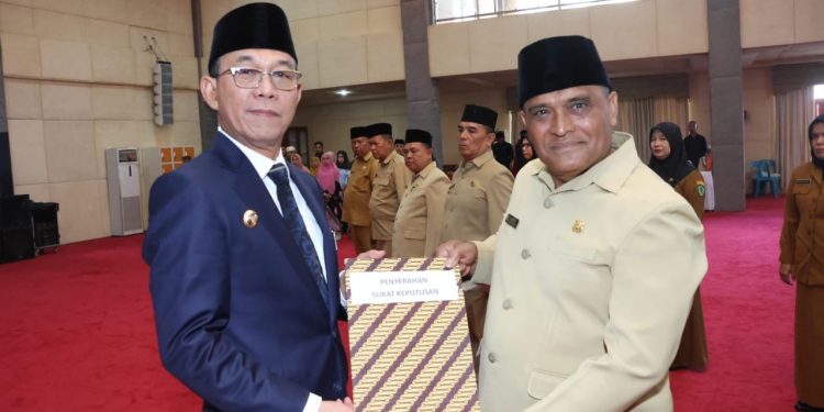 Bupati Tapsel Lantik 21 Kepala Sekolah SD dan SMP di Lingkungan Disdik