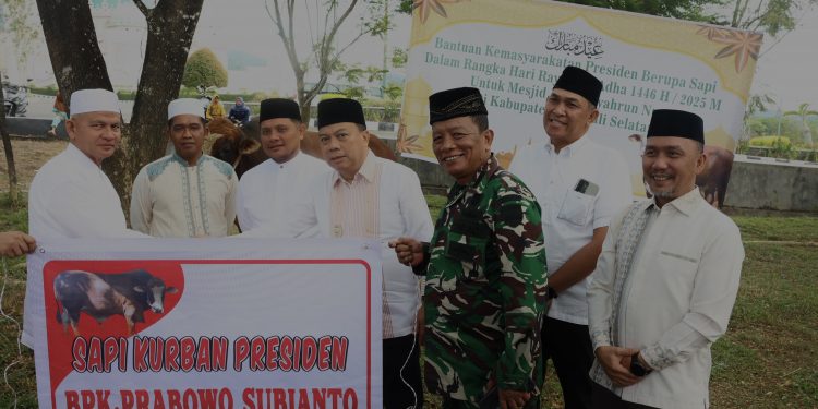 Wabup Tapsel Serahkan Sapi Kepada Panitia Kurban di Masjid Agung Syahrun Nur