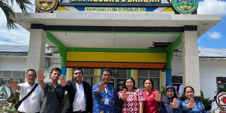 KPKM – RI Berkolaborasi Bersama BNN Lakukan Sosialisasi Penyalahgunaan Narkotika Di SMA Negeri 1 Bandar, Kabupaten Simalungun