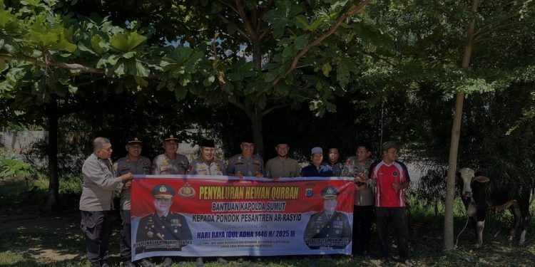 Kapolres Labusel Salurkan Hewan Kurban dari Kapolda Sumut ke Ponpes Ar- Rasyid Pinang Awan