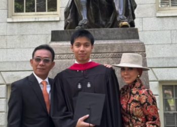 Putra Bupati Tapsel di Wisuda S2 di Harvard University Amerika Serikat