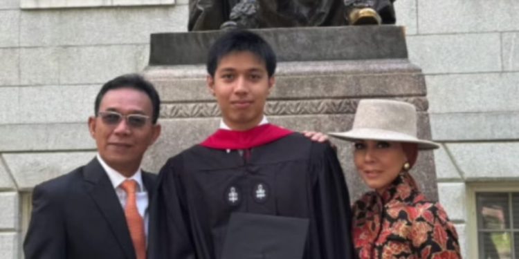 Putra Bupati Tapsel di Wisuda S2 di Harvard University Amerika Serikat