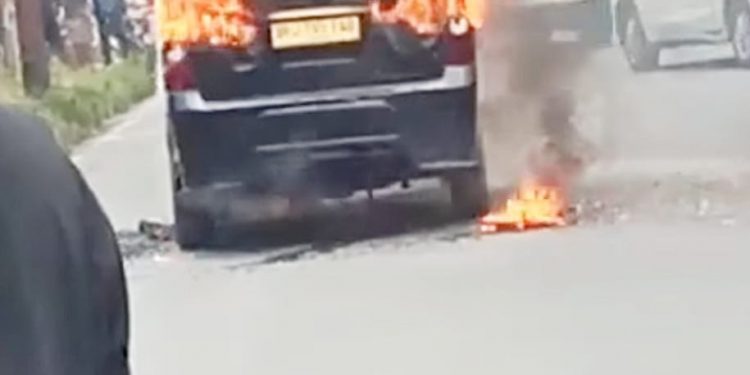 Angkot SKB Yang Terbakar Di Jalan Medan Jembatan Kembar Sigagak, Berhasil Dipadamkan Damkar Kota Pematangsiantar