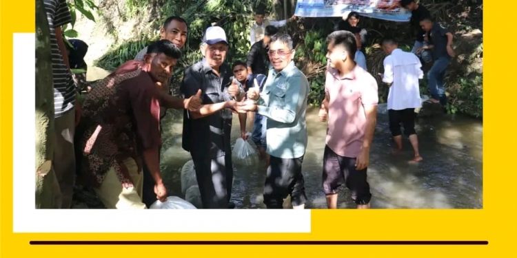 Wakil Bupati Paluta Taburkan 4000 Benih Ikan Berbagai Jenis Di Rura Aek Uhum Desa Sosopan