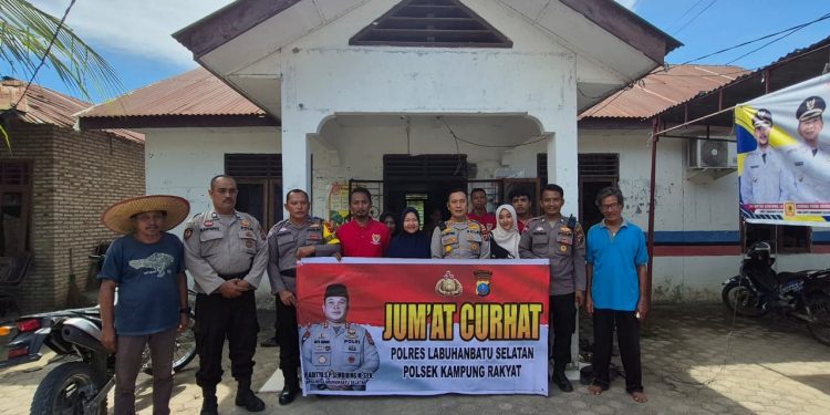 Polsek Kampung Rakyat Gelar “Jum’at Curhat” di Desa Air Merah, Upaya Pendekatan Humanis Polri