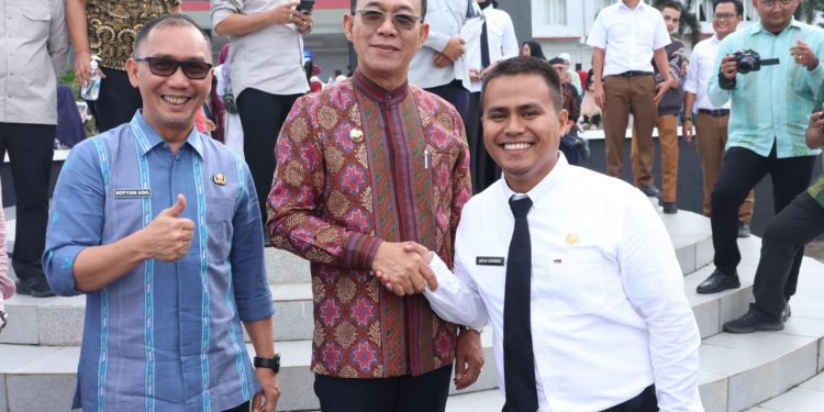 Bupati Tapsel Secara Resmi Serahkan SK Pengangkatan Pegawai PPPK