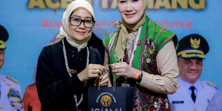 HUT Dekranas Ke – 45 Berlangsung Di Balik Papan, Dekranasda Aceh Tamiang Tampilkan Tenun Songket “Lindung Bulan” Jadi Primadona Pengunjung