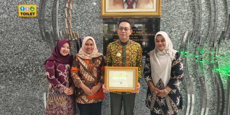 Kemenkes RI Serahkan.Sertifikat Secara Resmi Kepada Bupati Tapsel Didampingi Plt. Kadis Kesehatan