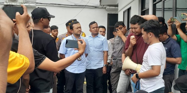Suasana Memanas di Depan Kantor Kejari Pematangsiantar, Mahasiswa GPA Desak Usut Dugaan Korupsi di Proyek PUPR