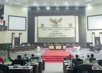 Bupati Fery Sahputra Sampaikan Nota Pengantar Perubahan APBD 2025 di Paripurna DPRD Labusel