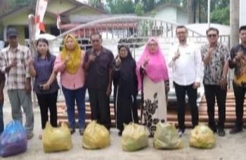 Bupati Labusel Memberi Bantuan Kepada Korban Angin Puting Beliung di Desa Sabungan