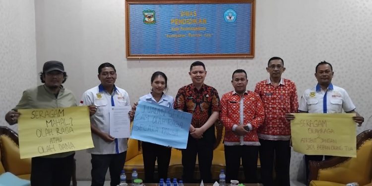 PMK Gelar Aksi Damai di Dinas Pendidikan Kota Pematangsiantar, Kadis Tegaskan Tak Pernah Instruksikan Penjualan Seragam Olahraga