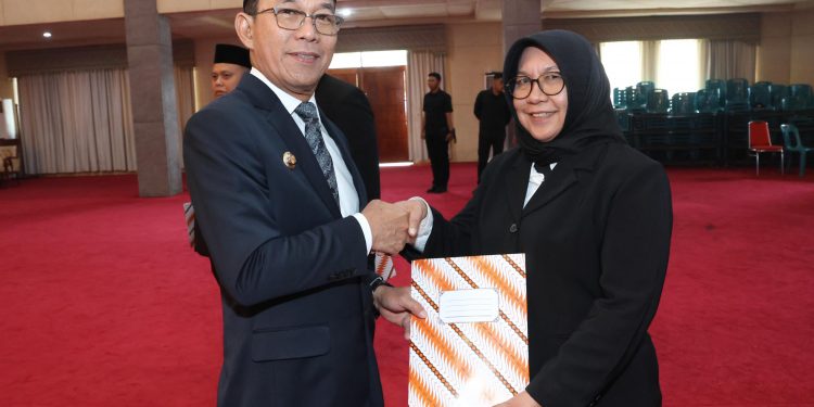 Bupati Tapsel Secara Resmi Lantik dan Ambil Sumpah/Janji Lima Pejabat Tinggi Pratama