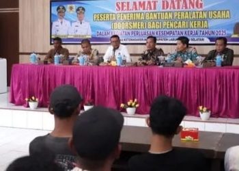 Bupati Labusel Fery Sahputra Simatupang Serahkan Bantuan Peralatan Usaha Doorsmer