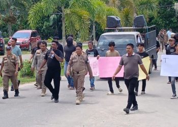 Unras GEMPA di depan Kantor dinas Pendidikan,Mendesak Penegak Hukum Usut Dugaan Korupsi Pengadaan Buku di Labusel