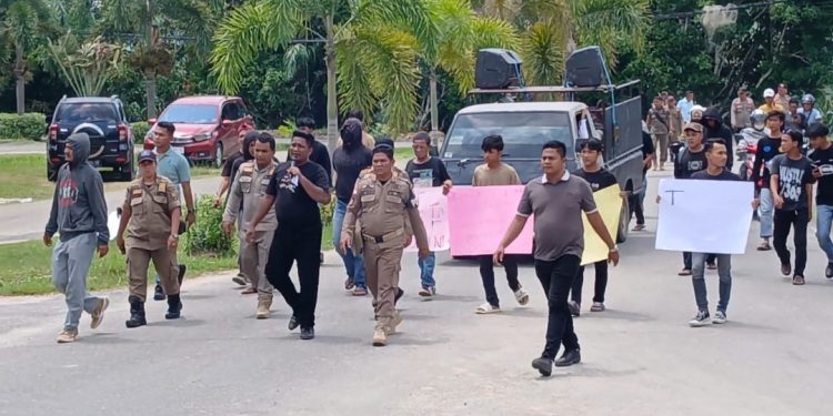 Unras GEMPA di depan Kantor dinas Pendidikan,Mendesak Penegak Hukum Usut Dugaan Korupsi Pengadaan Buku di Labusel
