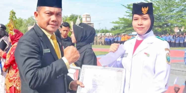 Siswa SMA Negeri 1 Padang Bolak Julu Dapat Penghargaan Sebagai Siswi Berprestasi Dari Pemkab Paluta
