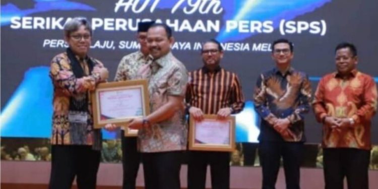 Ketua DPRK Aceh Tamiang Fadlon, SH, Menerima Prerana Award 2025 Di Banda Aceh