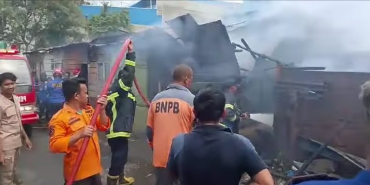 Kios Ayam Belakang Gedung IV Pasar Horas Ludes Terbakar, Diduga Akibat Selang Gas Bocor
