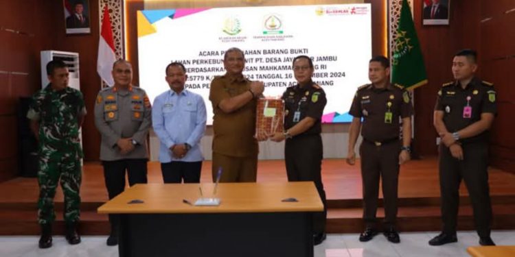 Bupati Aceh Tamiang, Resmi Menerima Penyerahan Aset Berupa Lahan Sitaan Negara Seluas 429 Ha, Dari Kejari Aceh Tamiang