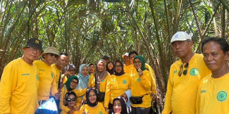 Keluarga Besar Cerita Siantar Dulu (CSD) Gelar Touring dan Wisata Kebun Salak ke Desa Talun Kondot Menggunakan Sepeda Motor
