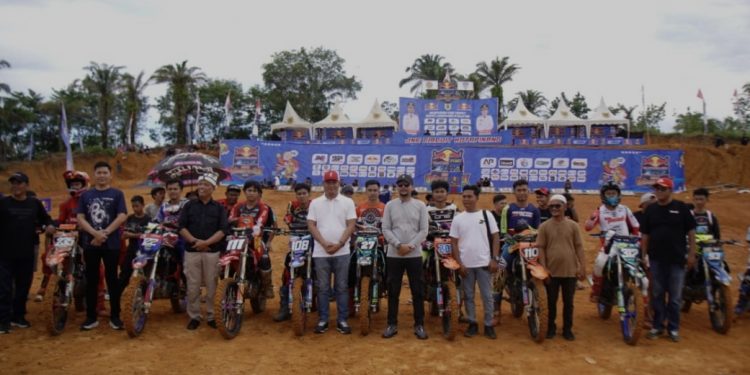 Bupati Labusel Membuka Event Super Grasstrack Piala Bupati Labusel 2025