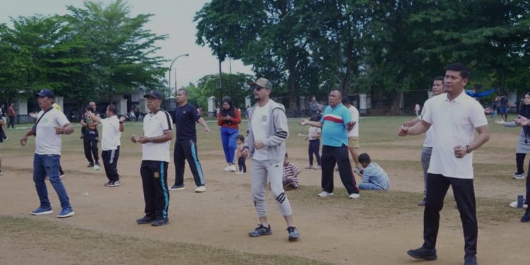 Bupati Fery Sahputra dan Ketua Posyandu Labusel Senam Bersama Masyarakat di SBBK Kotapinang