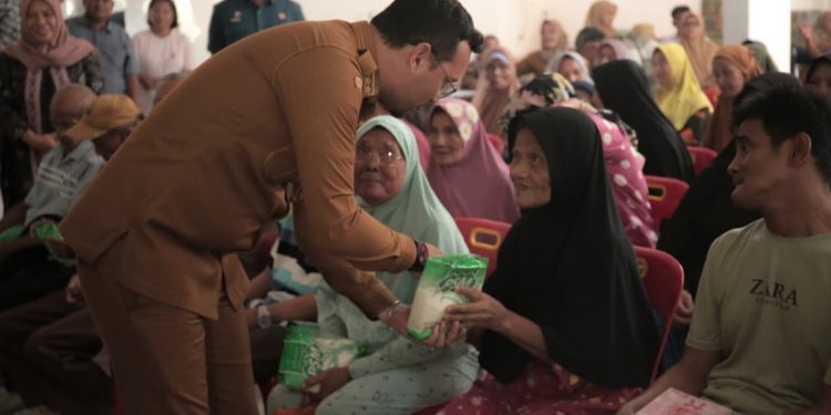 Bupati Fery Sahputra Simatupang Memberi Bantuan dan Buka Bimbingan Sosial bagi Disabilitas, Lansia, dan Masyarakat Rentan di Labusel