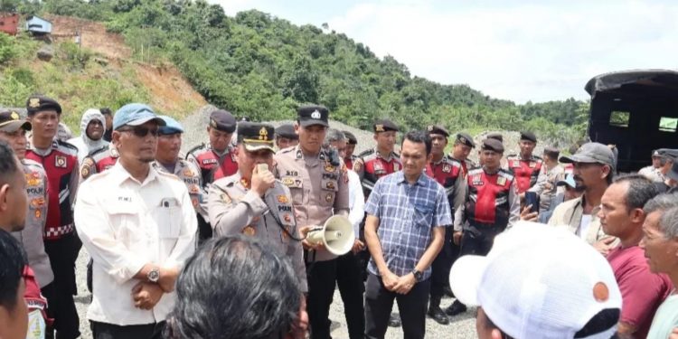 Kapolres Aceh Tamiang Memimpin Jalannya Pengamanan Aksi Demo Warga Desa Kaloy