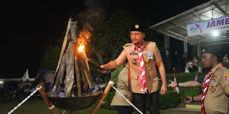 Bupati Fery Resmi Menutup Jambore Pramuka Labusel 2025