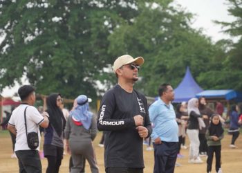 Bupati Fery Sahputra Simatupang Ikuti Senam Minggu Sehat Bersama Warga di Lapangan SBBK