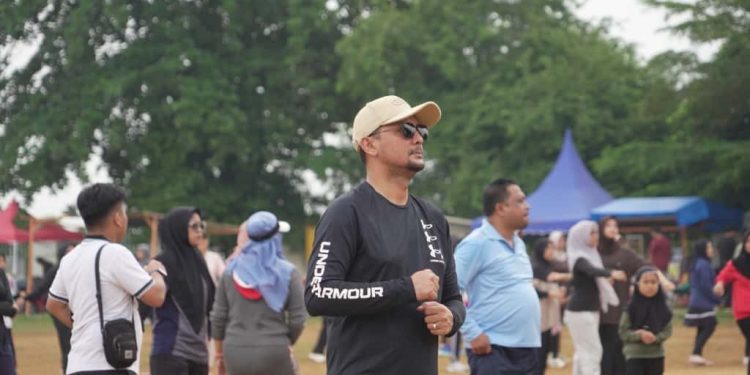 Bupati Fery Sahputra Simatupang Ikuti Senam Minggu Sehat Bersama Warga di Lapangan SBBK