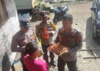 Viral Tidak Mendapat Bansos, Kapolsek Siantar Marihat Datangi Rumah Warga dan Serahkan Sembako