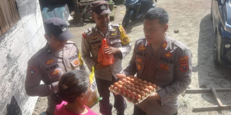 Viral Tidak Mendapat Bansos, Kapolsek Siantar Marihat Datangi Rumah Warga dan Serahkan Sembako