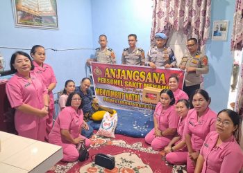 Natal Penuh Kasih,Polres Labusel Anjangsana Berbagi Kasih Kepada Personel Sakit Menahun