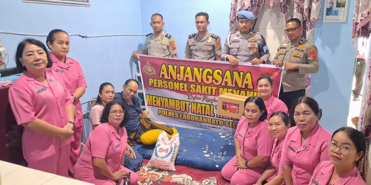 Natal Penuh Kasih,Polres Labusel Anjangsana Berbagi Kasih Kepada Personel Sakit Menahun