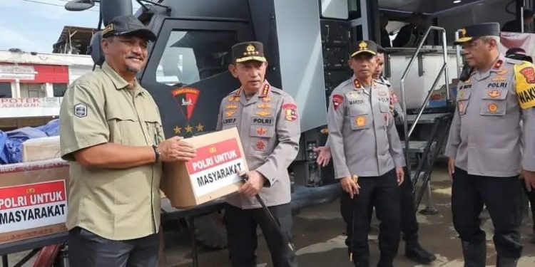 Kapolda Aceh Dampingi Kapolri Lakukan Kunjungan Langsung Ke Lokasi Pengungsian Masyarakat Terdampak Banjir