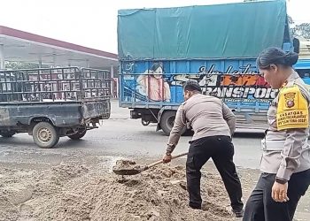 Polres Labuhanbatu Selatan Perbaiki Jalan Rusak di Jalinsum Bedagai untuk Cegah Macet dan Kecelakaan