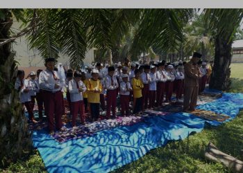 Kepala SD Negeri 0905 Aek Bongbongan Padang Lawas Terapkan Shalat Dzuhur Berjamaah