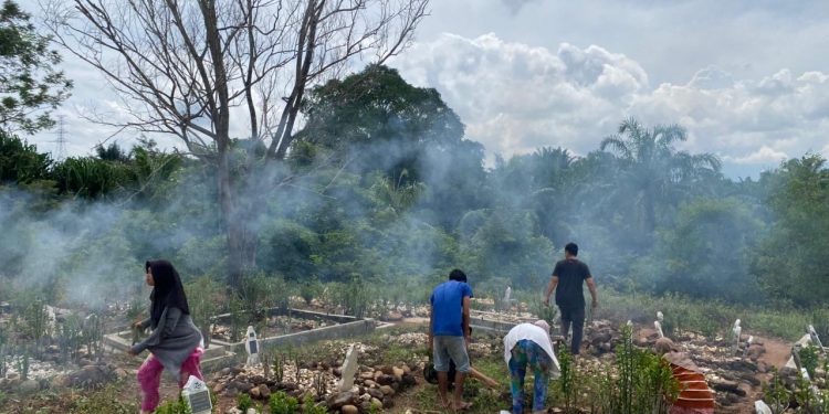 Ikatan Naposo Nauli Bulung Desa Purbasinomba Paluta Lakukan Ziarah dan Bersih-Bersih Tempat Makam Umum