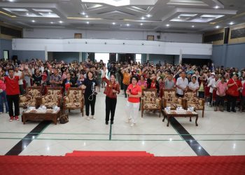 Walikota Singkawang berbagi Angpao , dalam Rangka menyambut Tahun Baru Imlek 2577