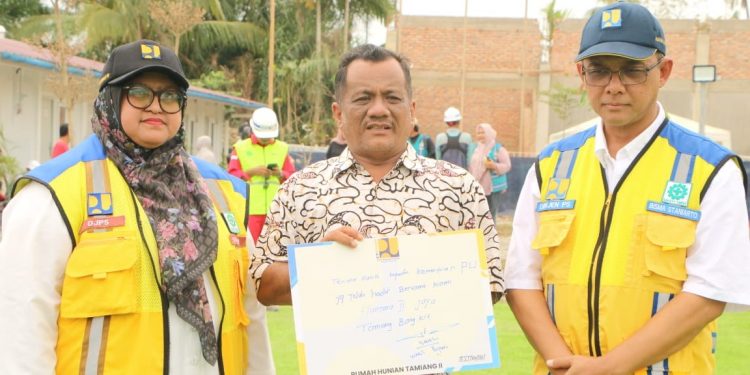 Wabup Aceh Tamiang Ismail SE,I Resmi Menerima Penyerahan Kunci Huntara Dari Direktur Jendral Prasarana Strategis Kementerian PU