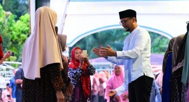 Bupati Labusel Fery Sahputra Serahkan Bantuan dan Perkuat Silaturahmi