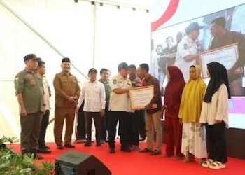 Serahkan Bantuan Rumah Rusak Korban Bencana di Aceh Tamiang
